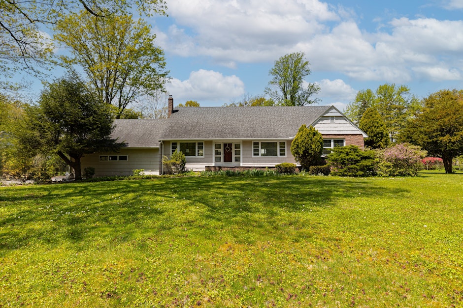 108 Midwood Way, Colonia, NJ 07067, Presented by Shannon DellaFortuna